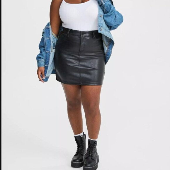 Torrid Mini PU 5-Pocket Skirt DEEP BLACK  Plus Size 16 leather vegan - Picture 1 of 5